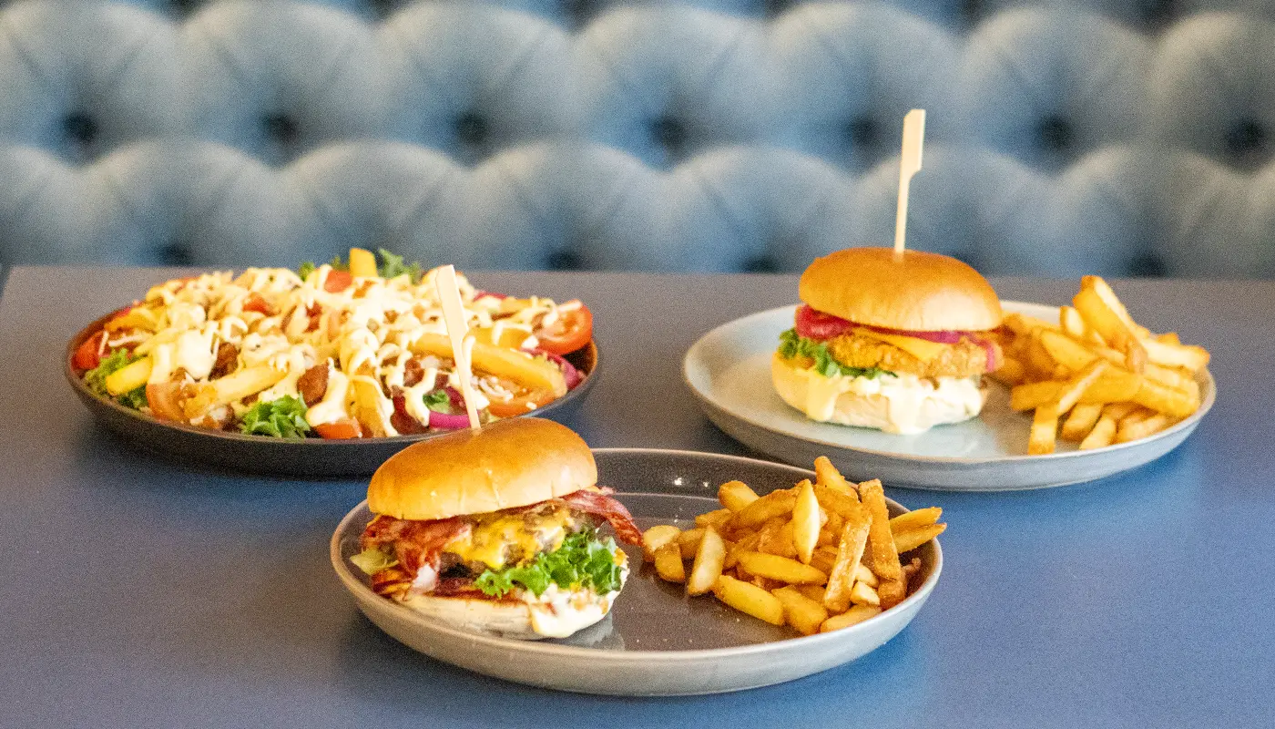 Bilde med burger, kylling burger og cæsar salat